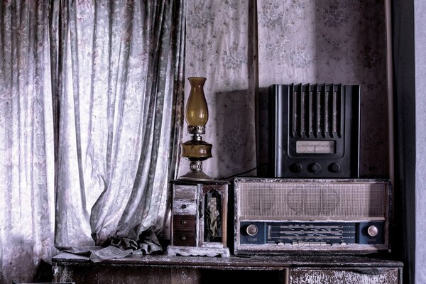Ricevitore radio retrò vicino alla tenda e alla lampada