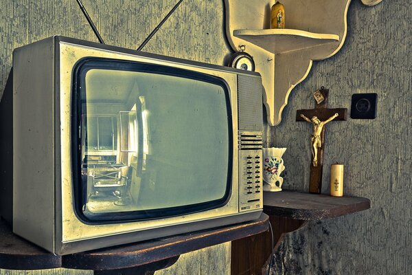 Stary telewizor w starym mieszkaniu