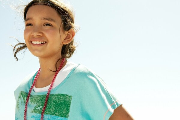 Un niño feliz. Sonrisa de perla. Viento favorable