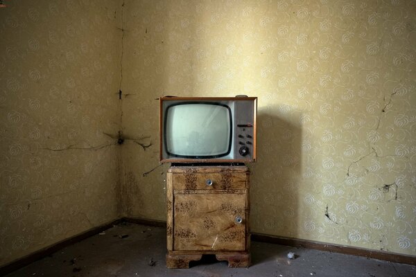 Vintage TV set against the background of poor repair