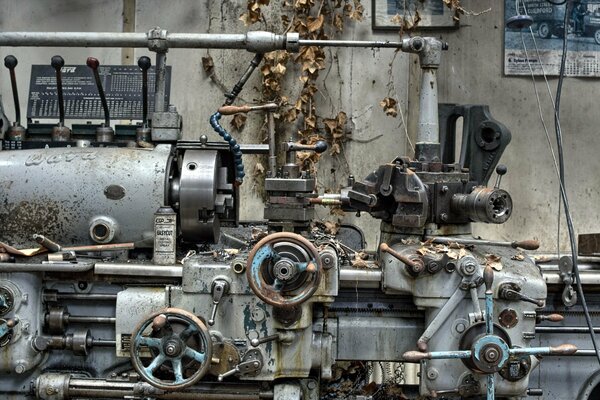Interessante Maschine mit verschiedenen Mechanismen