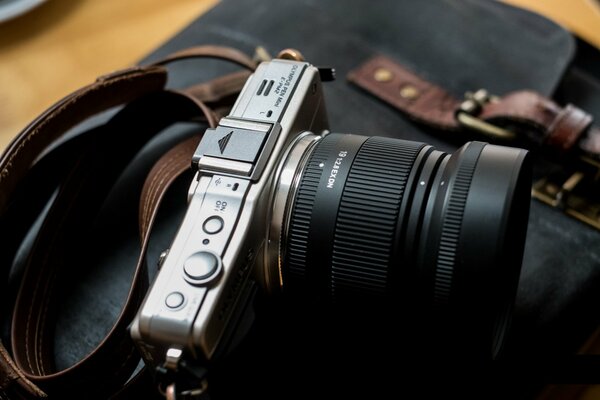 Belle caméra Olympus epm2 sur une mallette