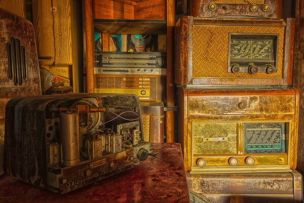 Antiguo receptor de Radio amarillo contra fondo antiguo