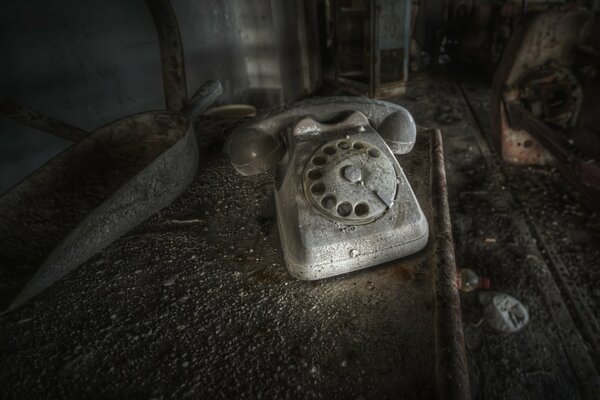 Vieux téléphone à disque sur fond sombre