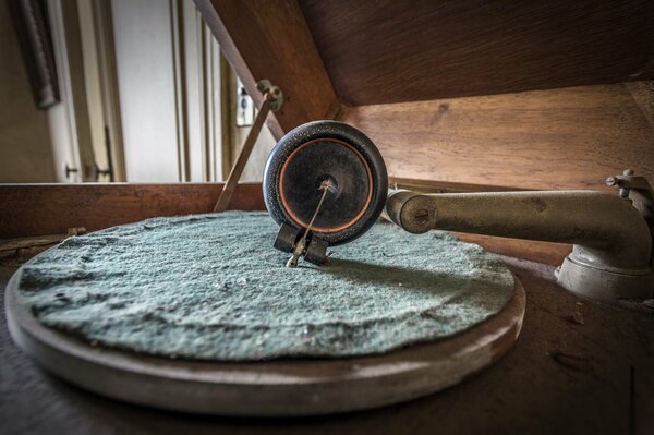 Jouer de la musique avec un gramophone