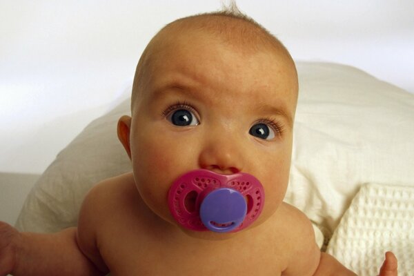Lustiges Baby mit ausgestellten Augen