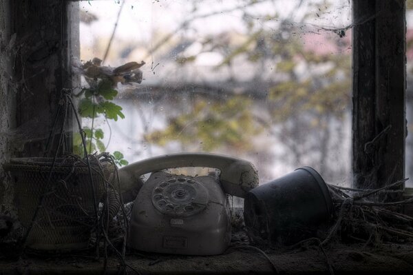 Post-Apocalypse. Téléphone à disque et fleurs sur le rebord de la fenêtre
