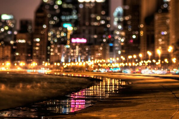 Die Lichter der Nachtstadt. Helles Licht der Laternen