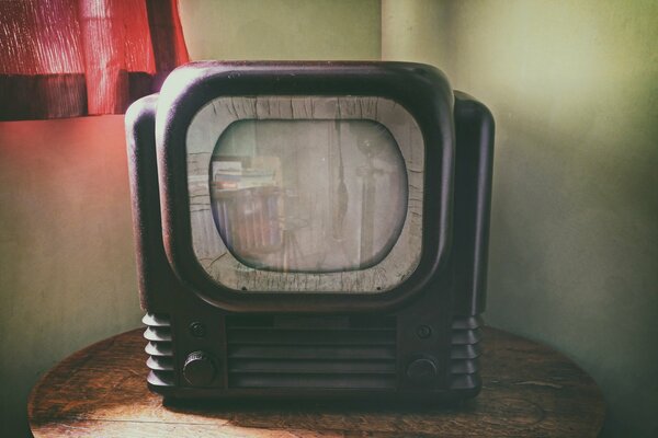 Stary mały telewizor w pokoju