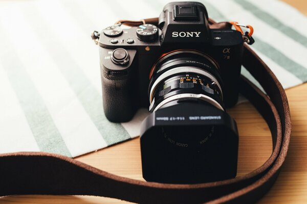 Macchina Fotografica di Sony A7M2 sul tavolo di legno