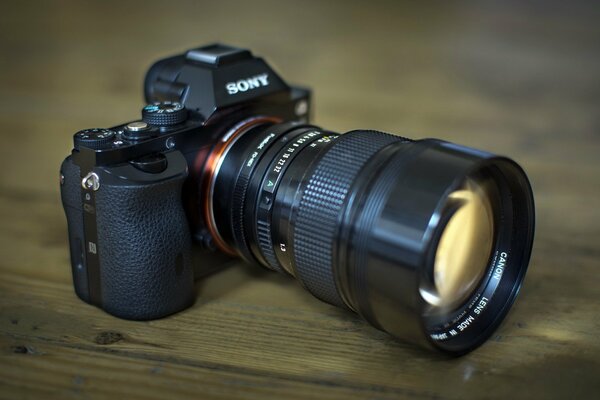 Appareil photo Sony sur une table en bois