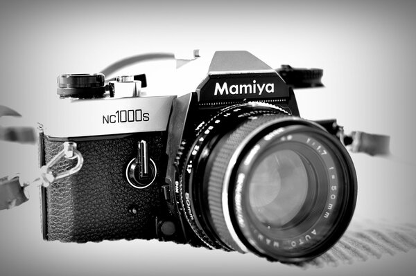 Caméra Mamiya NC 100 en noir et blanc