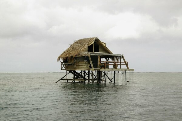 Una casa di paglia su palafitte in mezzo all acqua