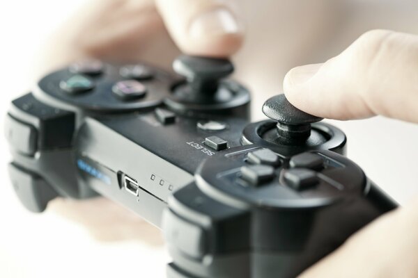Giocatore seduto con le dita sul controller