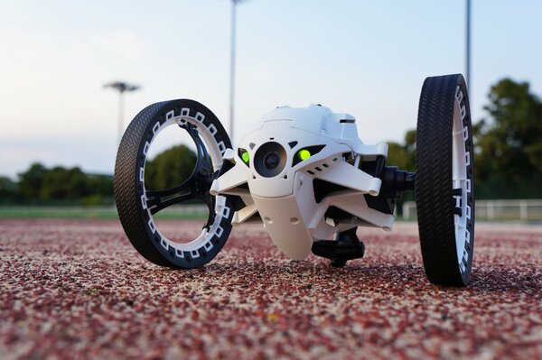 Roboter mit großen schwarzen Rädern