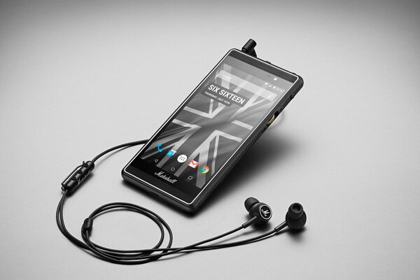 Smartphone con cuffie, sullo sfondo di Londra