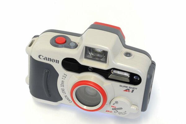 Fotocamera Canon su sfondo bianco