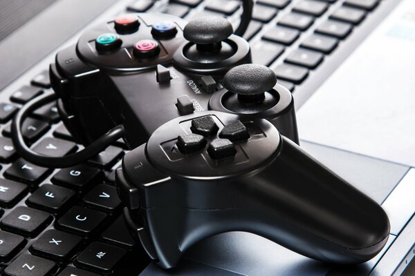 Le joystick de la console repose sur le clavier