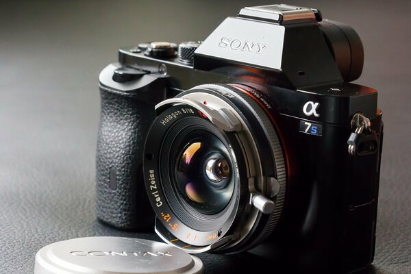 Sony Fotoapparat auf grauem Hintergrund