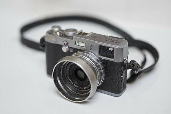 Fotocamera su sfondo grigio monotono