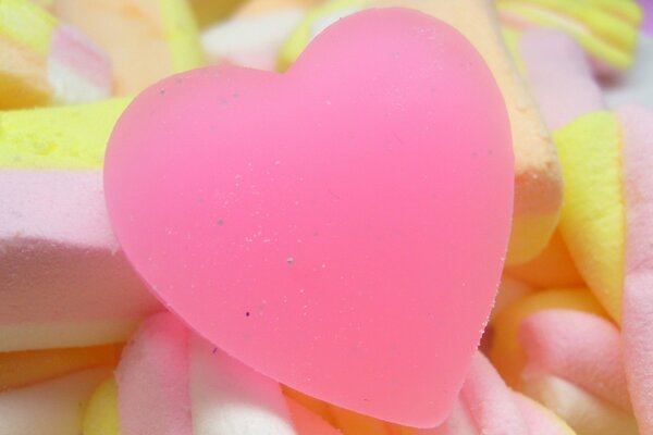 Dulces en una Caja en forma de corazón de color rosa