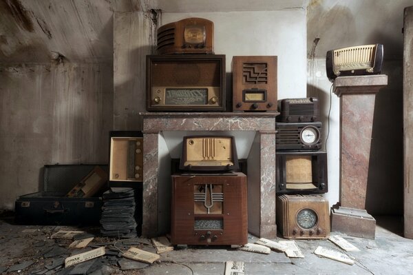 Retro-Radios in einem alten Gebäude