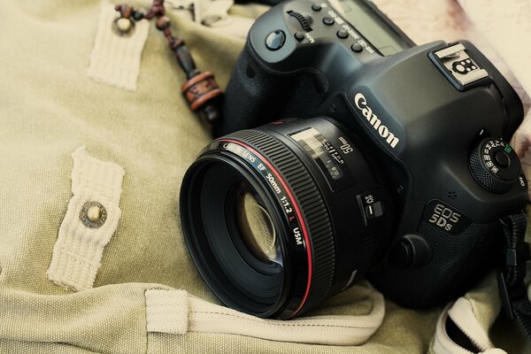 Die moderne Canon ef 50mm f1-Kamera. 2 l