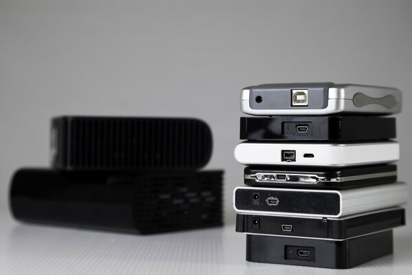 Les disques durs portables sont empilés