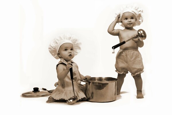 Bambini cotti con padella e mestoli