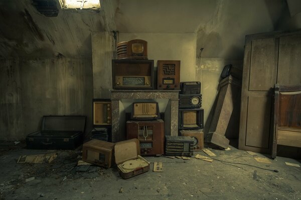 Vieilles radios dans une pièce abandonnée