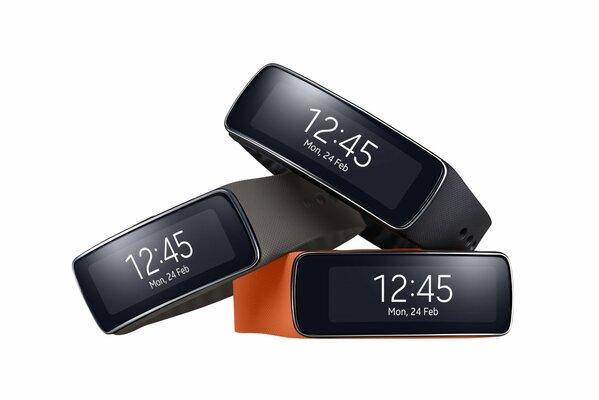 Drei Fitness-Armbänder auf weißem Hintergrund