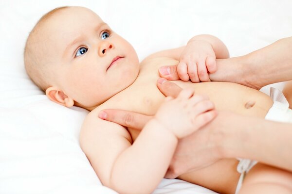 Hübsches Baby mit geschwollenen Wangen und blauen Augen