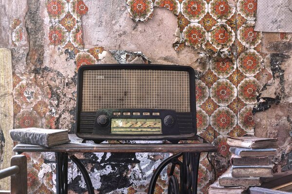Vecchia radio su sfondo di carta da parati bruciata