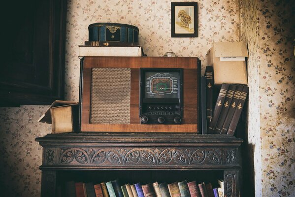 Radio Vintage su comò in legno intagliato