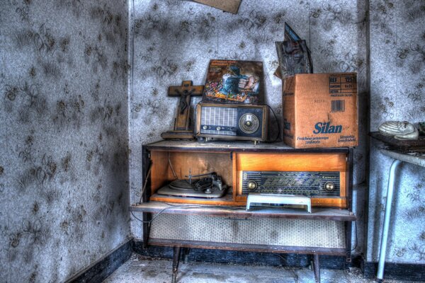 Vieille radio dans un boîtier en bois sur les jambes