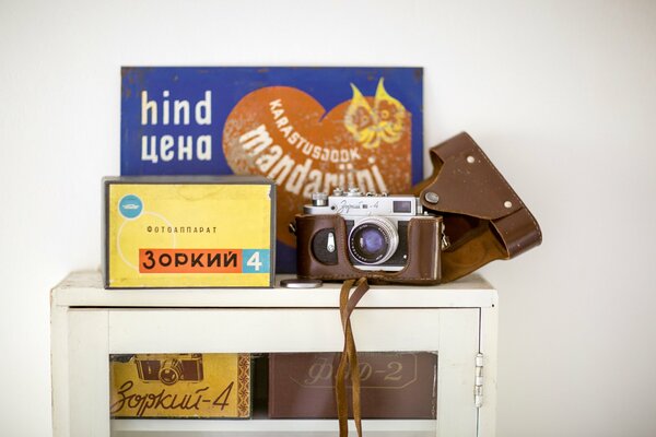 La leggendaria macchina fotografica Sovietica e la scatola e-sotto di essa