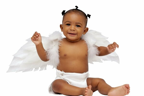 El ángel sonríe con los brazos extendidos