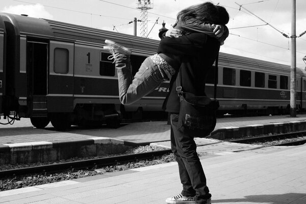 Encuentro de una pareja de enamorados en la plataforma de la estación
