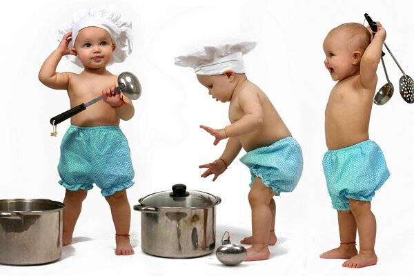 Kleine Kinder kochen mit Küchenutensilien