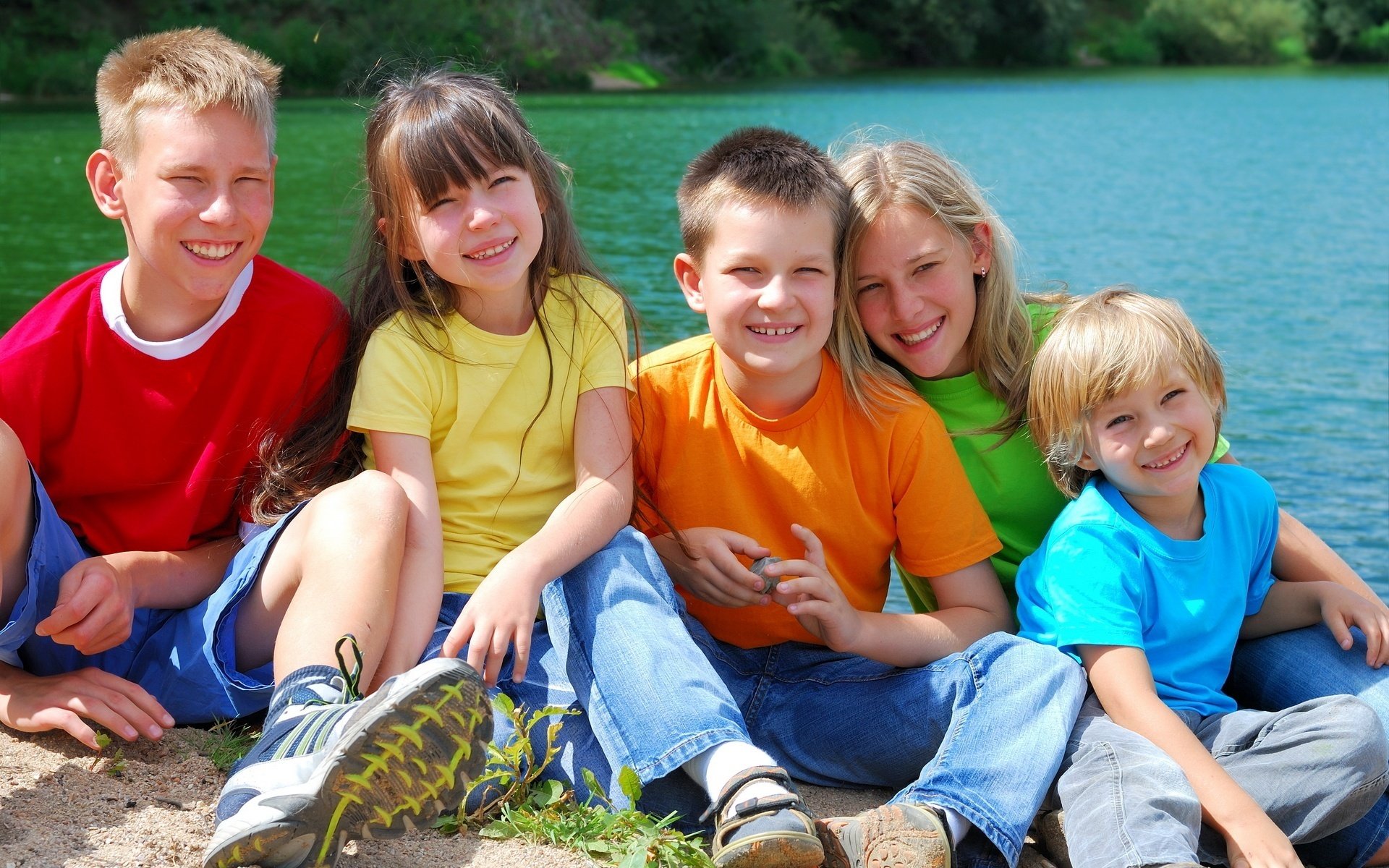 gruppe von kindern sonniges wetter lächeln blick freundschaft