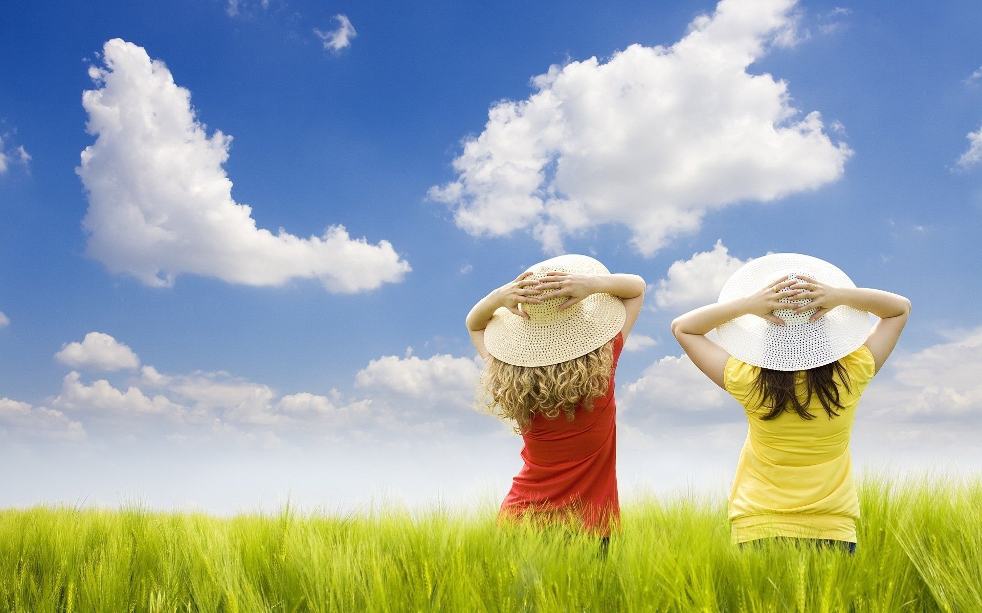 bébé dans le champ chapeaux de paille herbe verte ciel nuages humeur enfants herbe verdure été jour soleil chapeaux chapeaux filles miettes