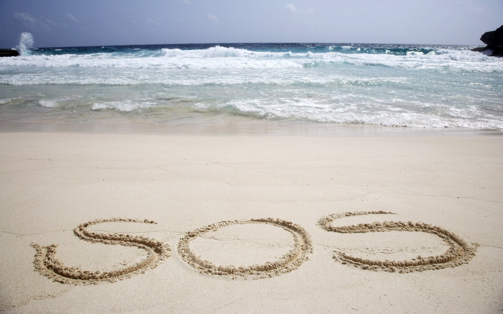 symbole de l aide lettres sur le sable sos mousse eau côte mer surf plage sable inscription horizon ciel été nature paysage