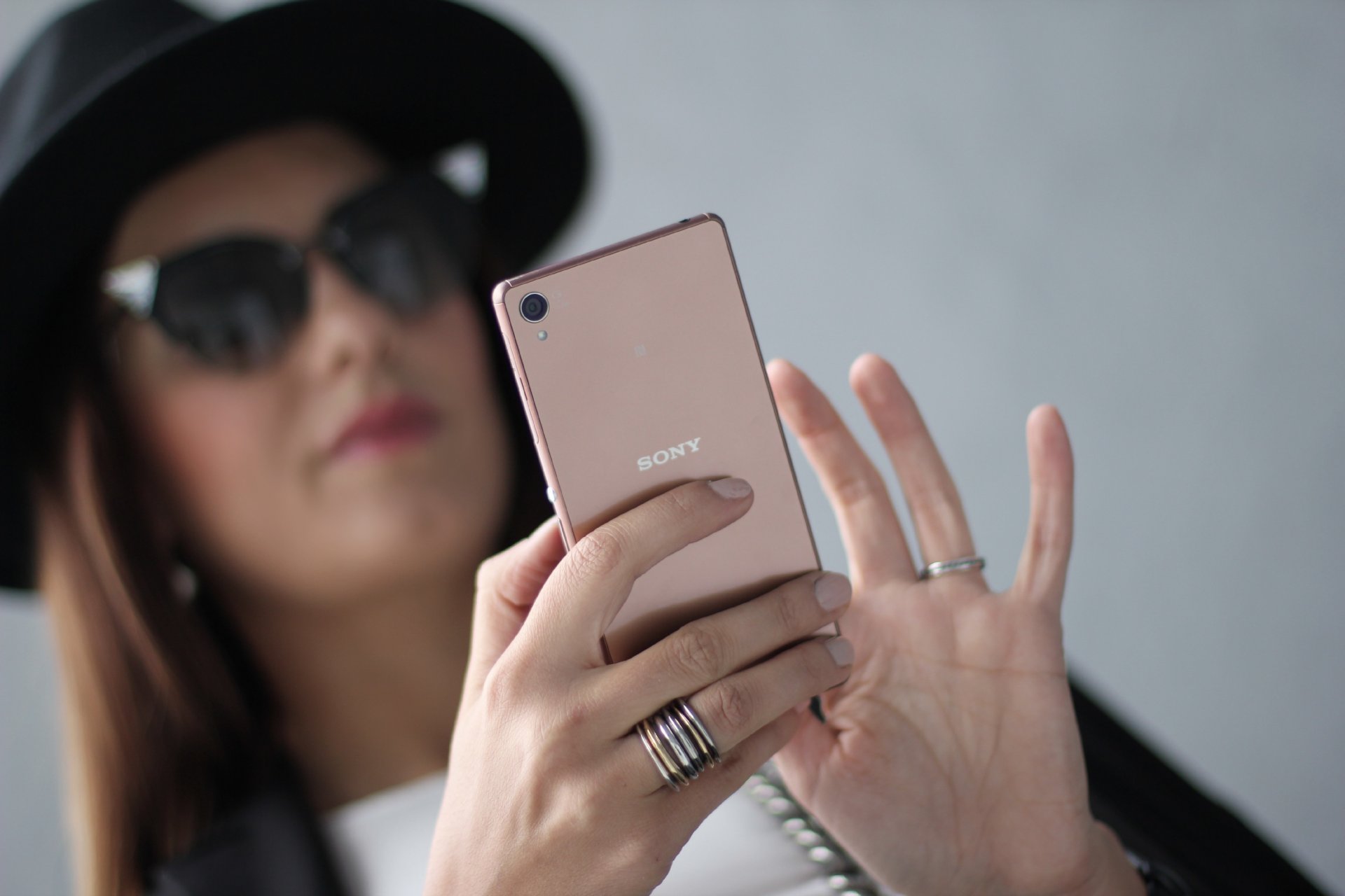 ony sony xperia xperia z3 sony xperia z3 android smartphone alta tecnología cobre contraportada sony cobre chica manicura mano sombrero sombrero selfie pelo castaño fresco