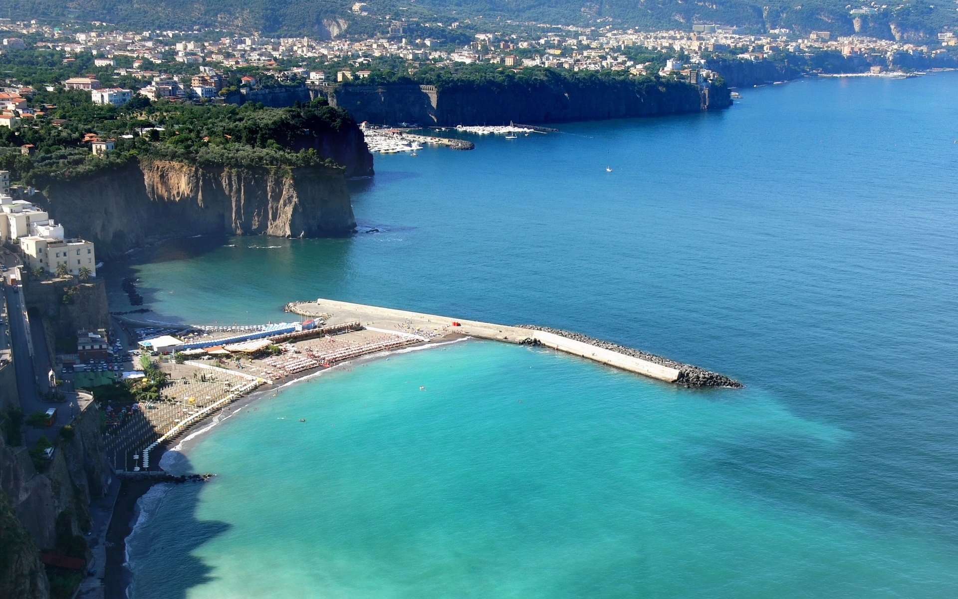 puerto tranquilo ciudad en las rocas mar agua verano sol calor estado de ánimo muelle ciudades