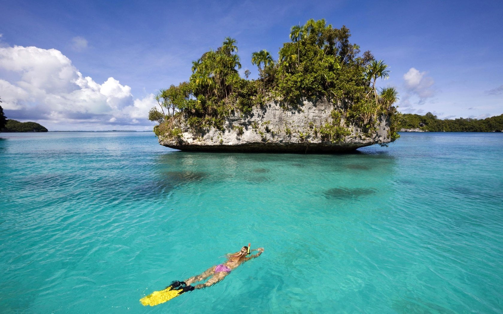 transparente tiefen insel taucher wasser himmel meer wolken blauer himmel tourist schwimmen boden ozean horizont natur landschaft palmen sommer hitze urlaub resort urlaub