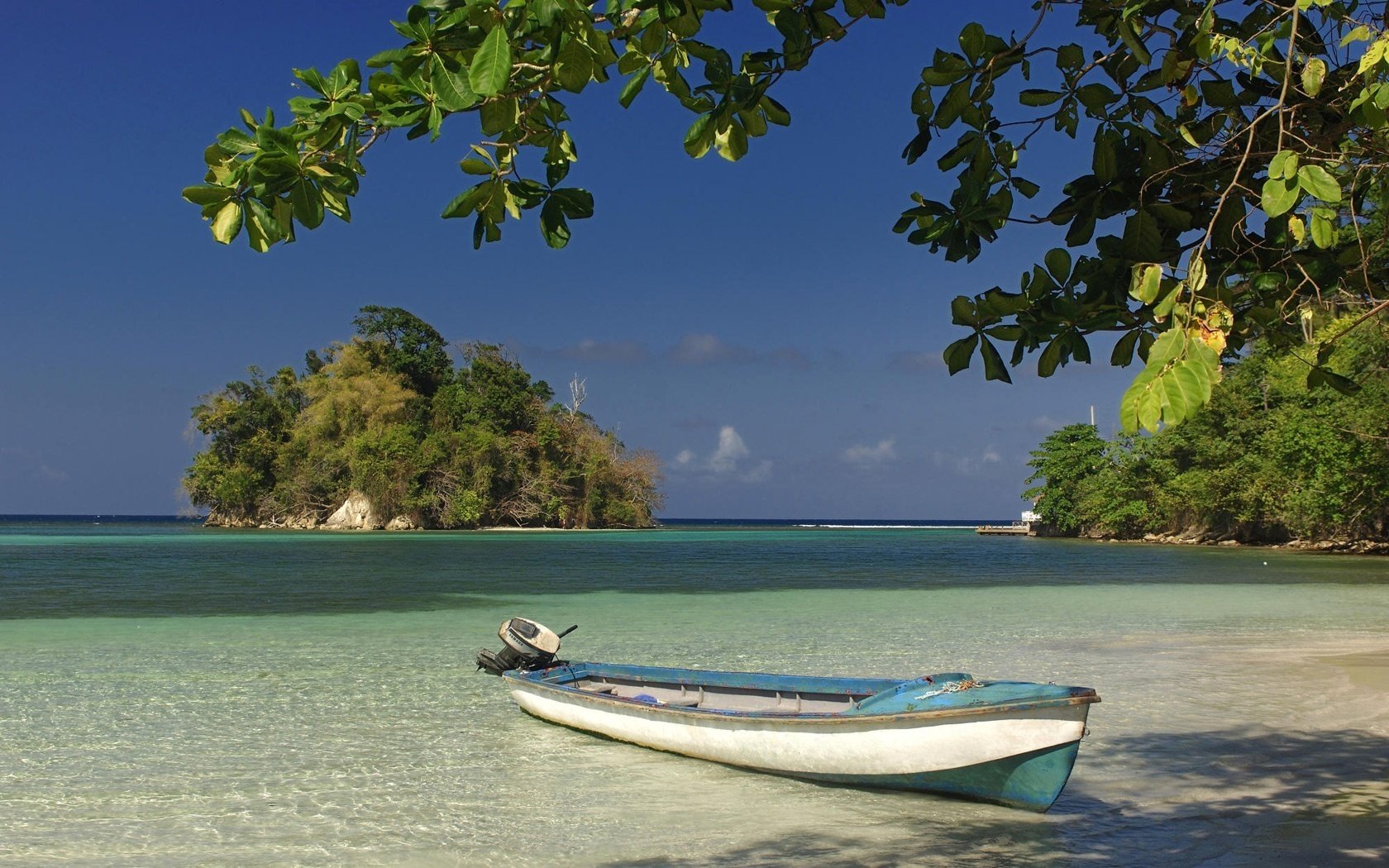 gewitterwolken boot ufer wasser himmel meer horizont zweig baum insel vegetation sommer hitze hitze glatte oberfläche blauer himmel côte d azur resort boot