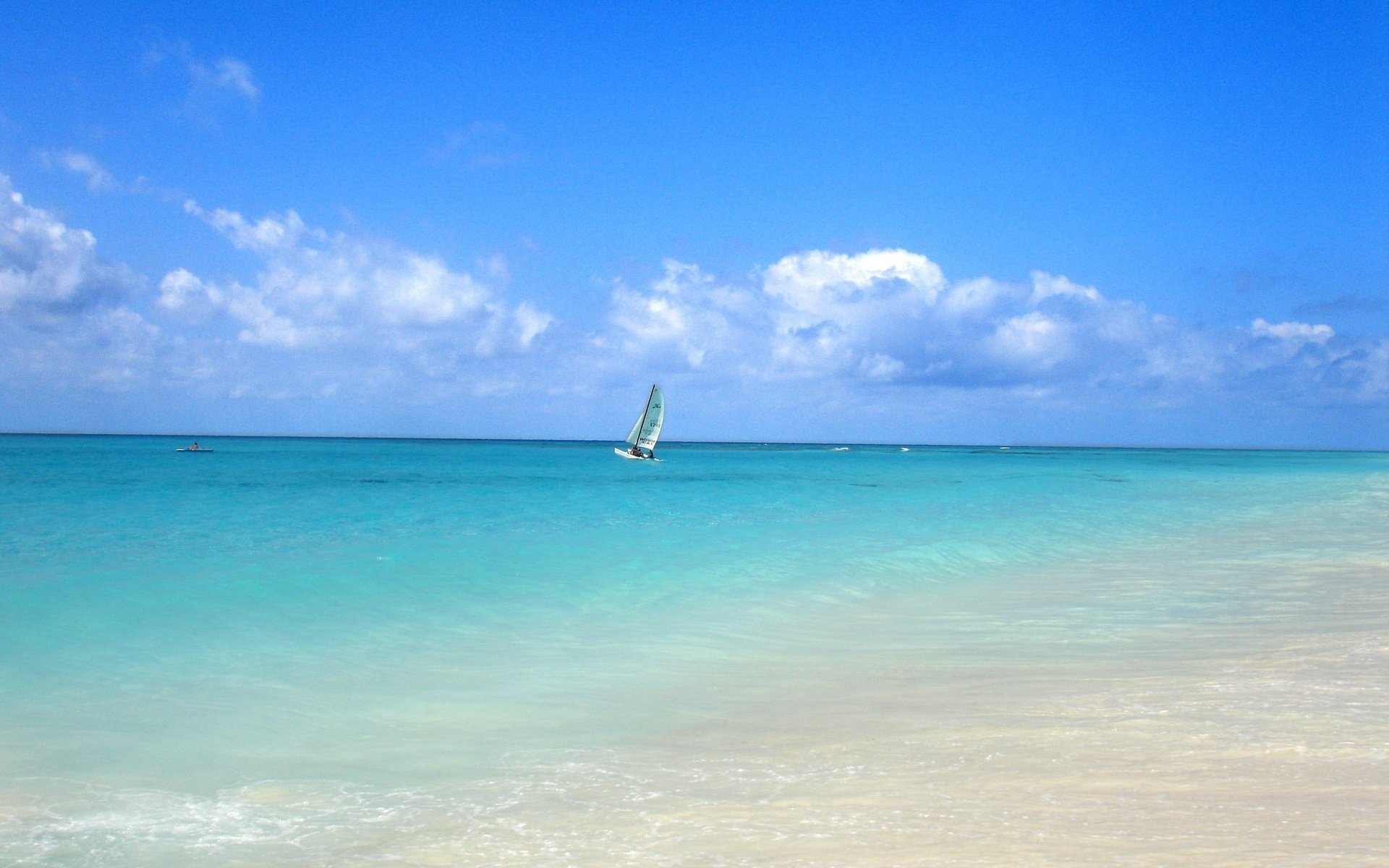 oceano blu onda leggera barche a vela solitarie acqua cielo yacht azzurro costa azzurra estate caldo caldo costa spiaggia nuvole mare barca a vela