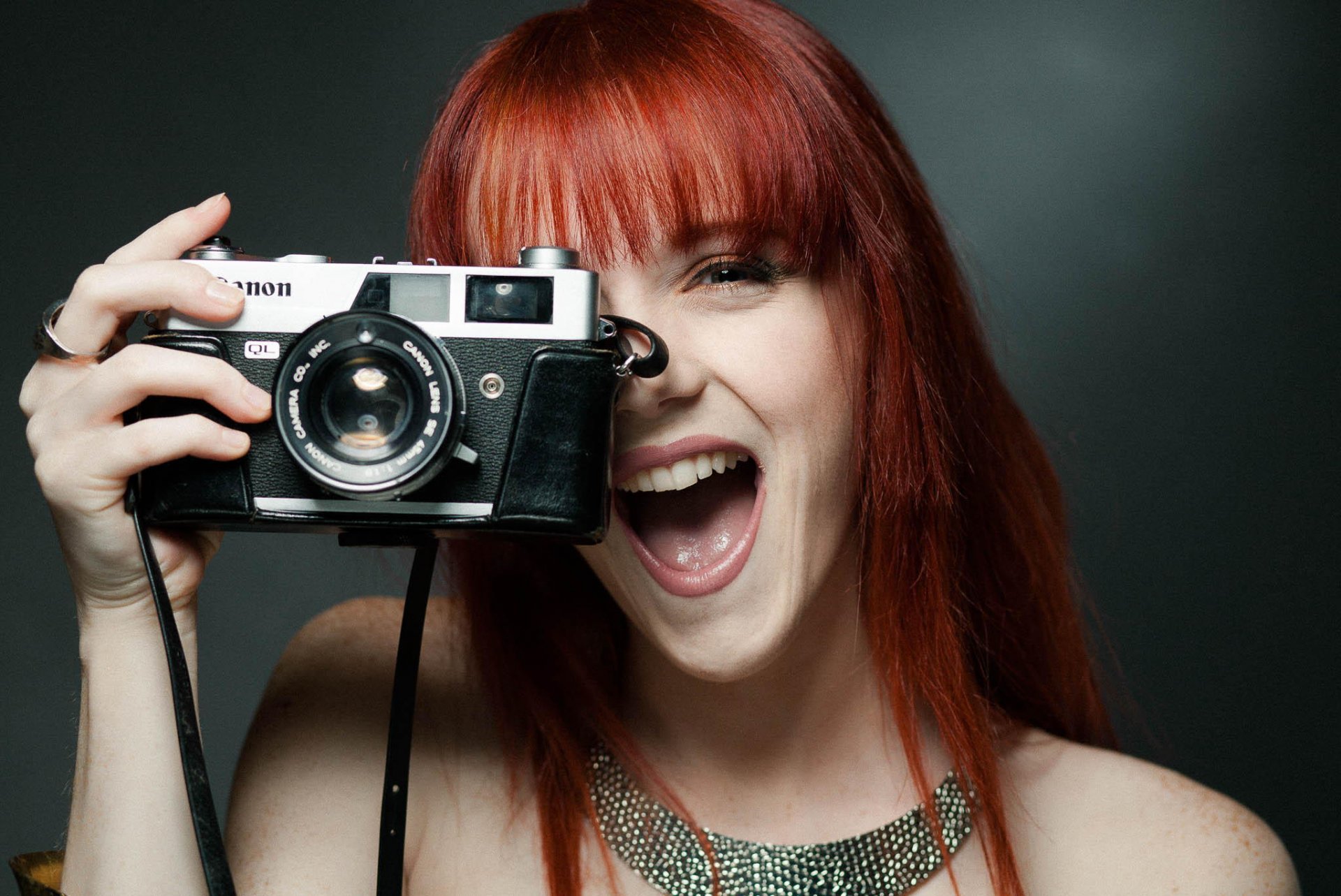 canon appareil photo rousse rire