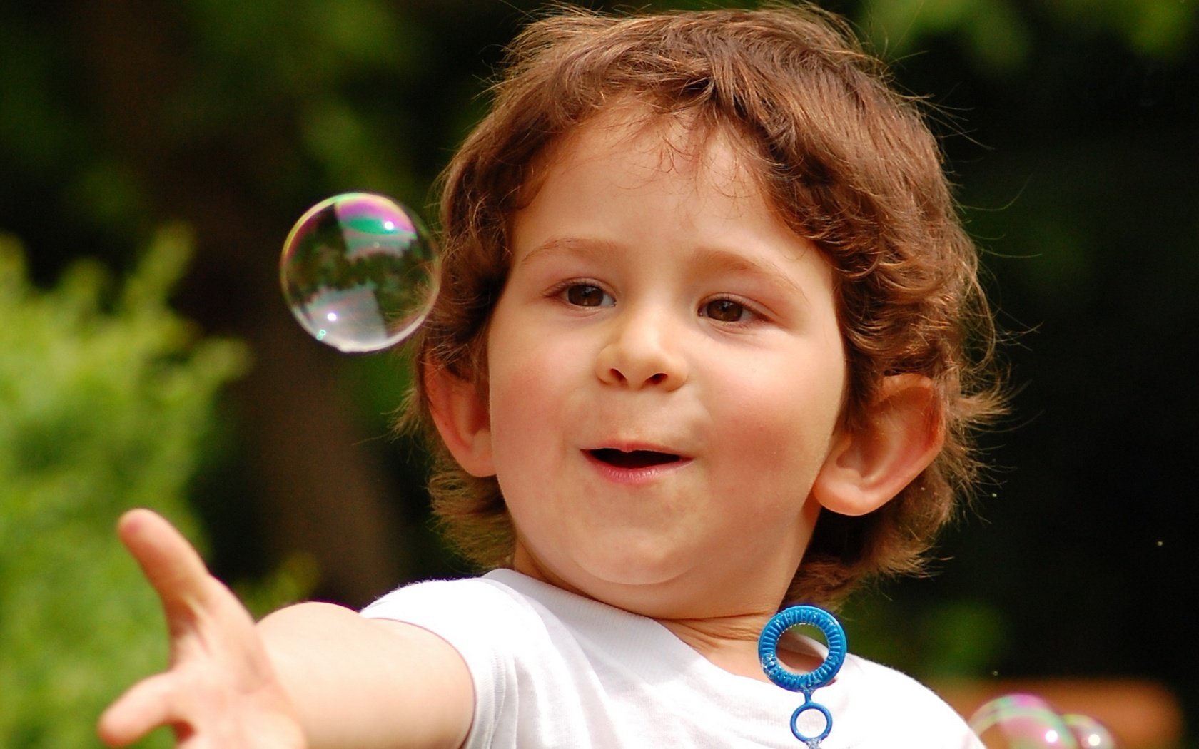 visage surpris bulles de savon garçon portrait regard visage yeux jeux amusement été nature enfant garçon ballon bulle monde