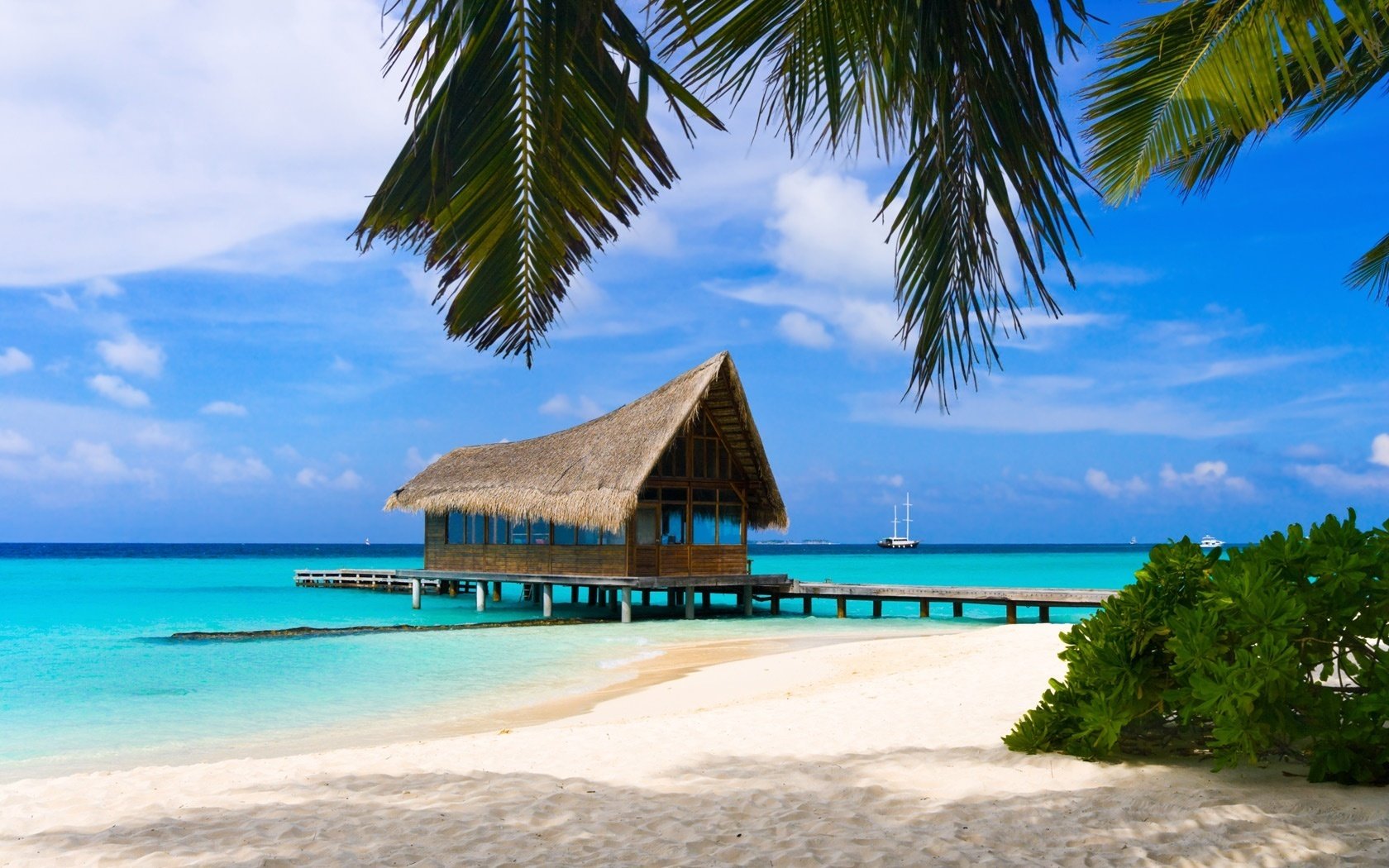 lokales angeln pier holzhaus strand wasser ufer himmel palmen tropen pier meer insel wolken natur landschaft sommer hitze hitze horizont blau azurblau yacht strohdach